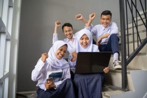 menanamkan pendidikan karakter